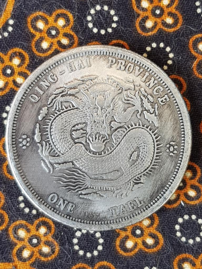 Oude Chinese One Tael munt met draak en karakters 4,4 cm., Antiek en Kunst, Ophalen of Verzenden