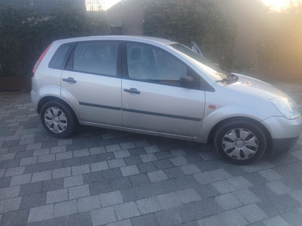 Ford 2004 Grijs, Auto's, 1299 cc, 40 €/maand, Zwart, Handgeschakeld