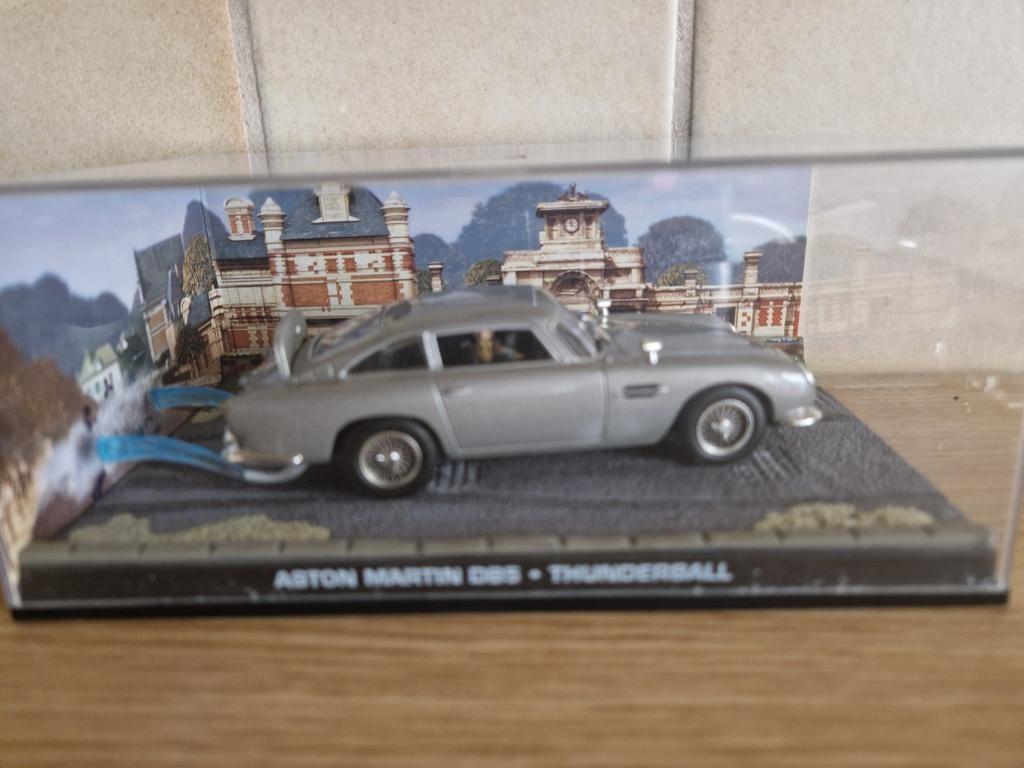 Aston Martin db5  - thunderball  - james bond, Hobby en Vrije tijd, Modelauto's | 1:43, Ophalen of Verzenden, Zo goed als nieuw
