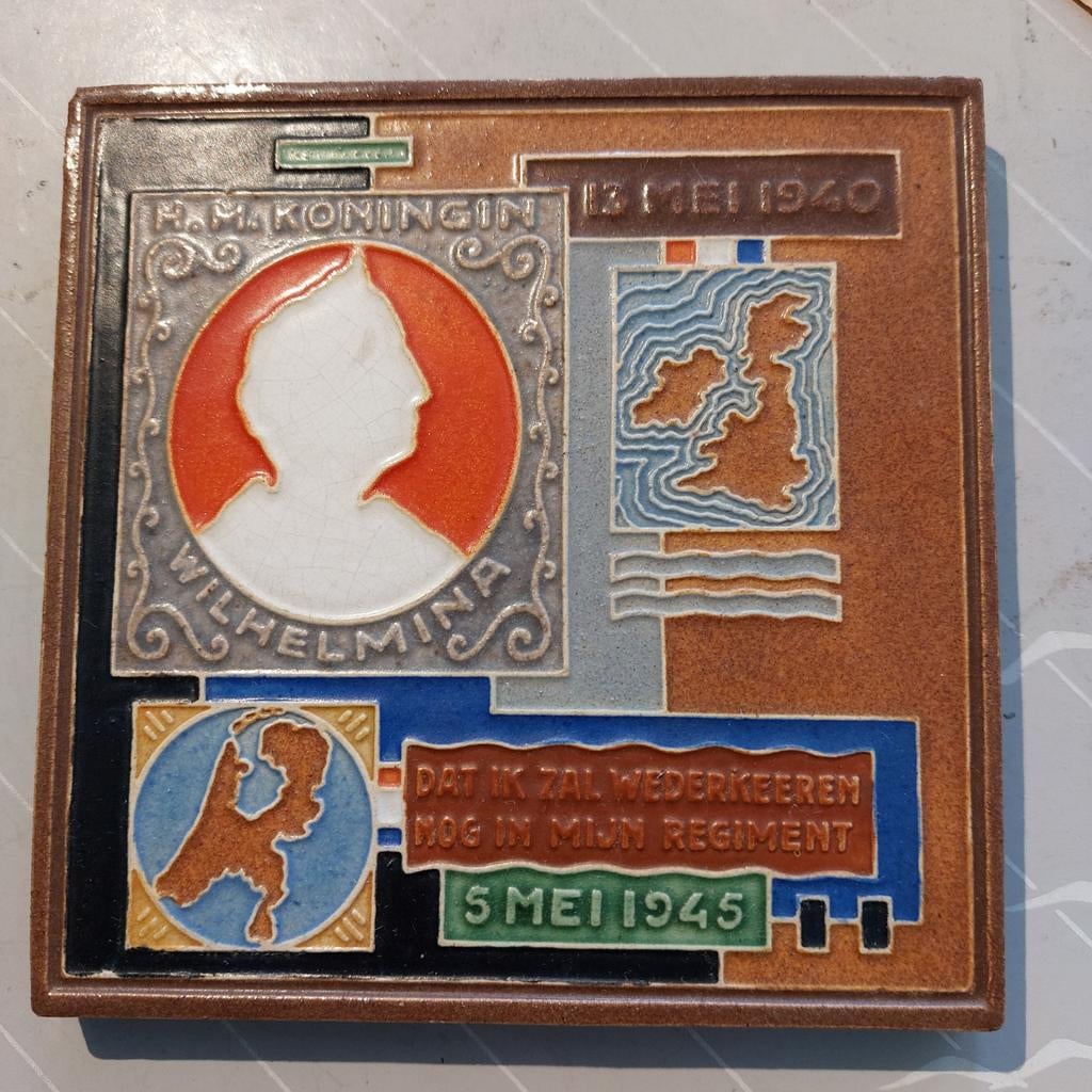 Herinneringstegel H.M. Koningin Wilhelmina 1940-1945, Antiek en Kunst, Antiek | Wandborden en Tegels, Ophalen of Verzenden
