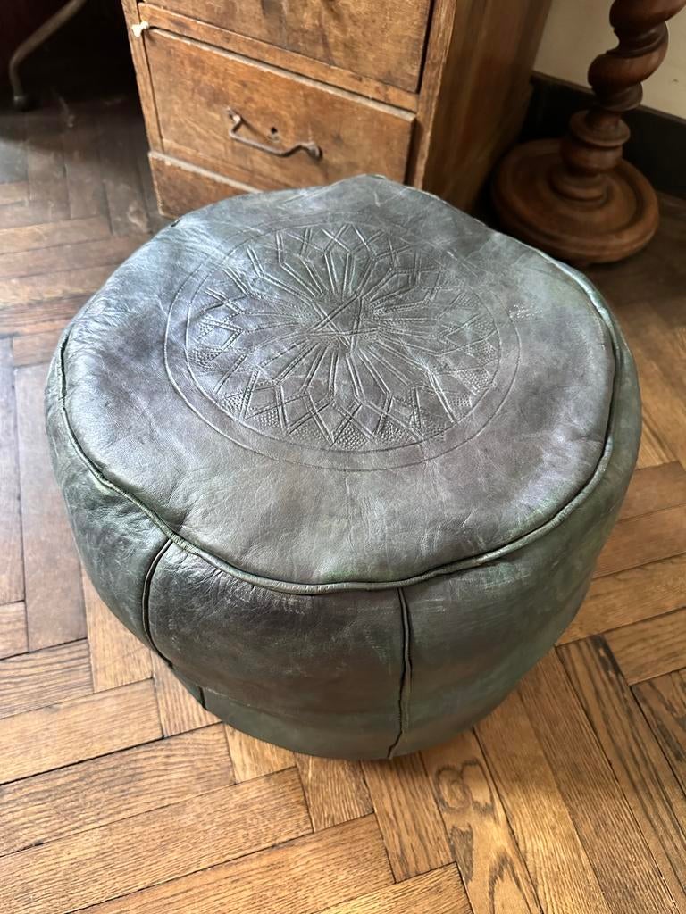 Vintage leren poef smaragd groen, Leer, Ophalen of Verzenden, Zo goed als nieuw, 50 tot 75 cm