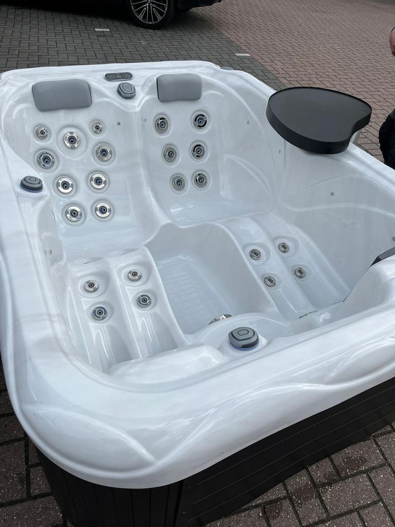 Demo 3 pers Wellis Firenze Deluxe incl. Garantie & Plaatsing, Ophalen, Zo goed als nieuw, Filter