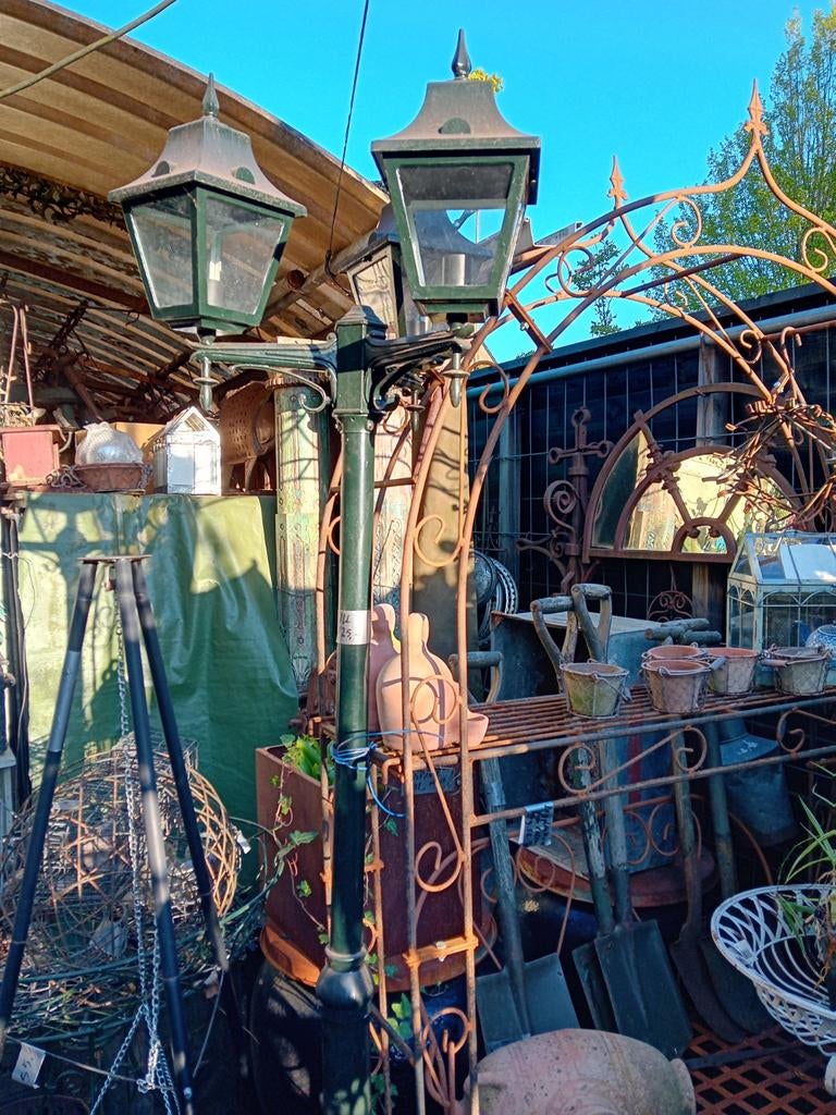 Lantaarnpaal met drie kappen Antiek model tuinlantaarn