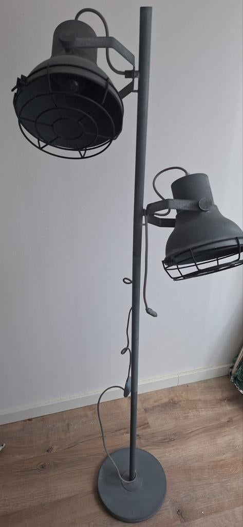 Industriële vloerlamp betonlook, Ophalen, Zo goed als nieuw, 150 tot 200 cm