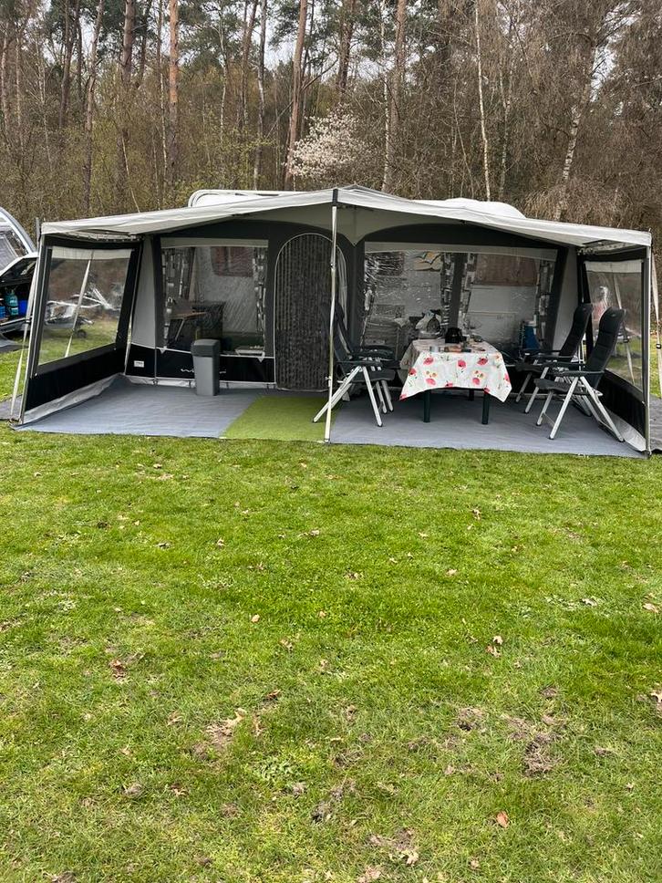 Knaus sudwind 500 eu met 2 enkele bedden uit 2004, Caravans en Kamperen, Caravans, Particulier, tot en met 4, 1000 - 1250 kg, Rondzit