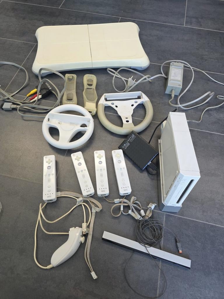 Nintendo Wii met Balance Board, 4 controllers en stuur, Spelcomputers en Games, Spelcomputers | Nintendo Wii, Ophalen of Verzenden