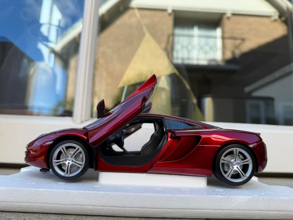 1:18 McLaren MP4-12C rood 2011 Minichamps Limited Ed. 1/750, Minichamps, Auto, Ophalen of Verzenden, Zo goed als nieuw