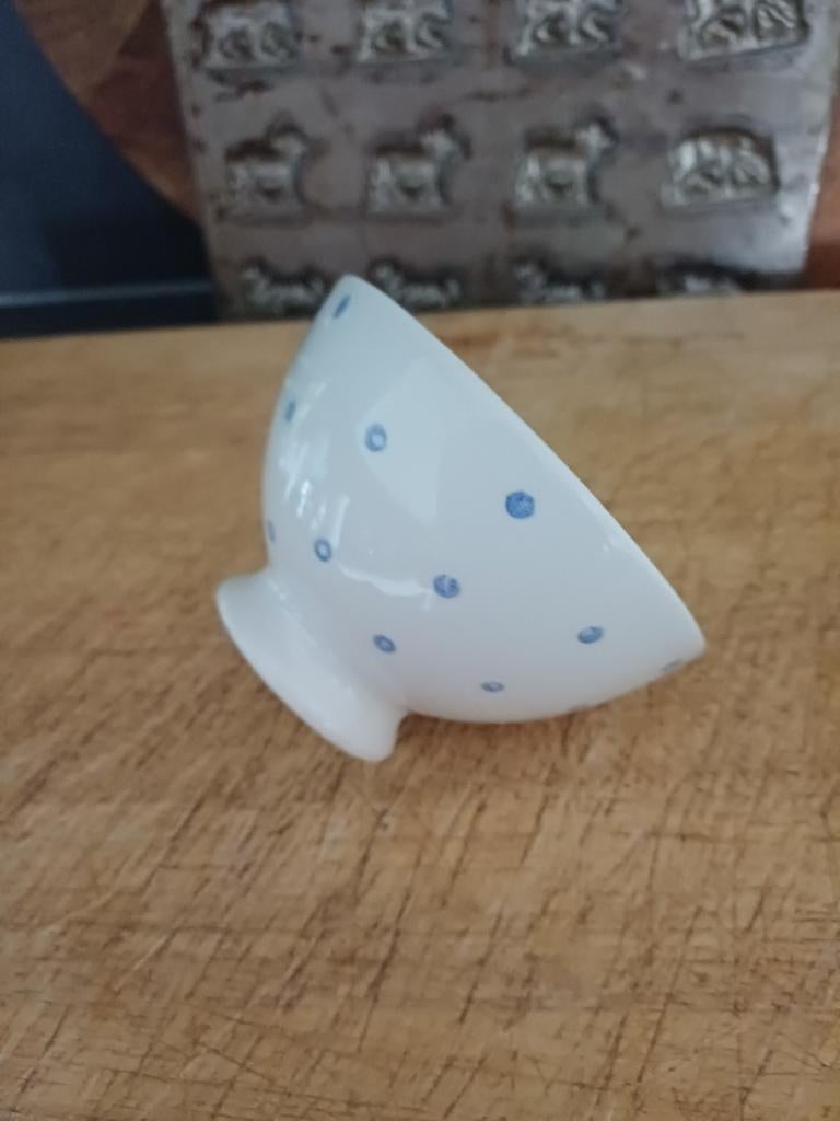 Mooie Franse Spoelkom roomwit met blauwe vlokjes dotjes, Verzenden