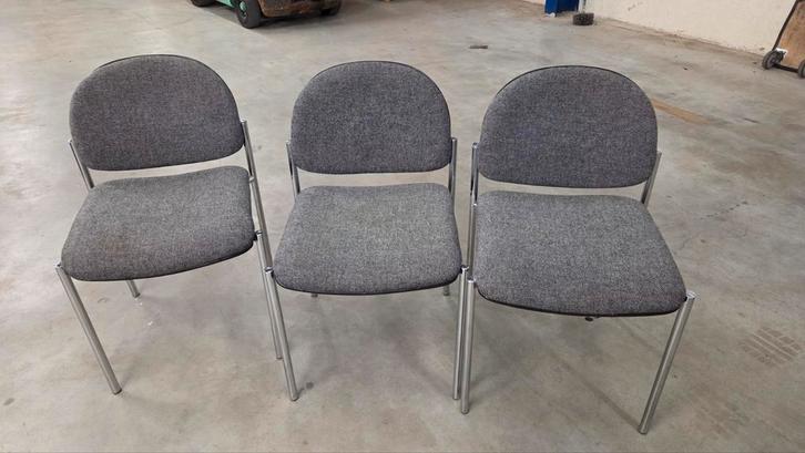 Set van 3 grijze stapelbare stoelen met metalen onderstel, Huis en Inrichting, Stoelen, Gebruikt, Drie, Metaal, Stof, Grijs, Ophalen