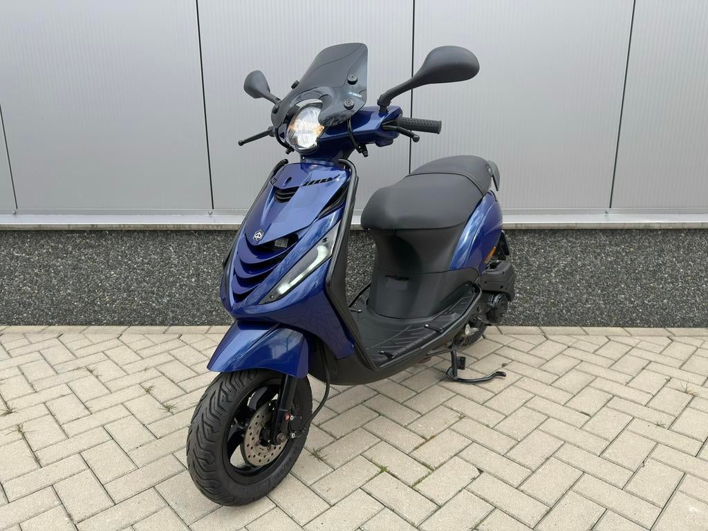 Piaggio Zip 45km/h - Geel Kenteken| BMW Blauw| Vol Opties!!, Fietsen en Brommers, Ophalen, Maximaal 45 km/u, Zip, Zo goed als nieuw