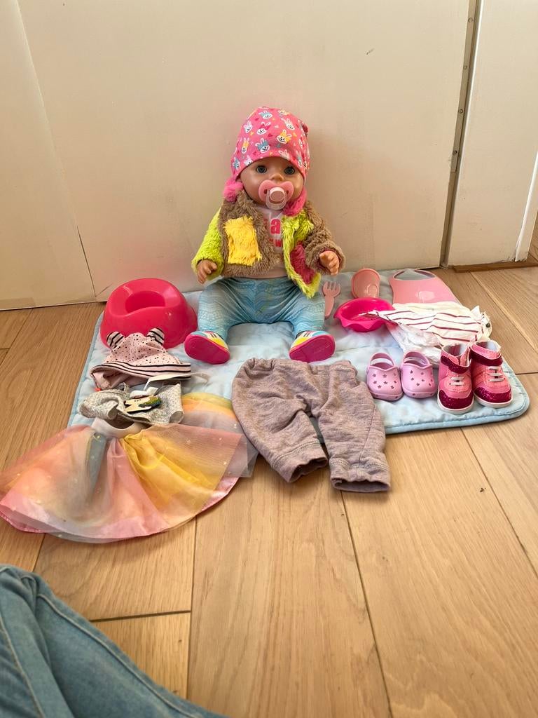 Baby born met bijbehorende kleding en accessores, Ophalen of Verzenden, Zo goed als nieuw, Babypop