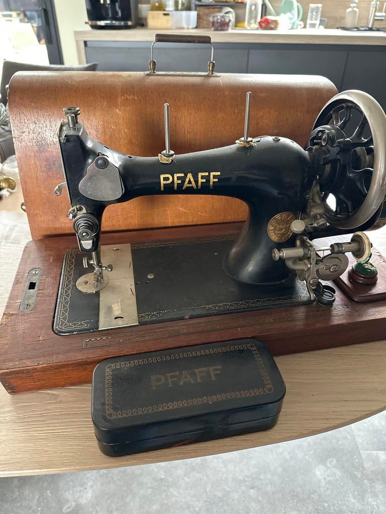 Pfaff naaimachine met houten kap, Ophalen
