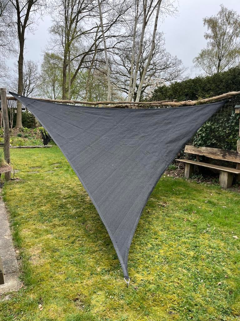 Schaduwdoek grijs driehoek 5x5x5, Tuin en Terras, Ophalen of Verzenden, Zo goed als nieuw