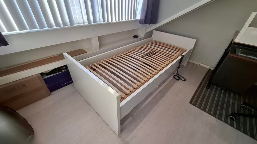 Ikea bed met electr. bodem, nachtkastje en onderbed, matras, Ophalen, 90 cm, Wit, Tweepersoons