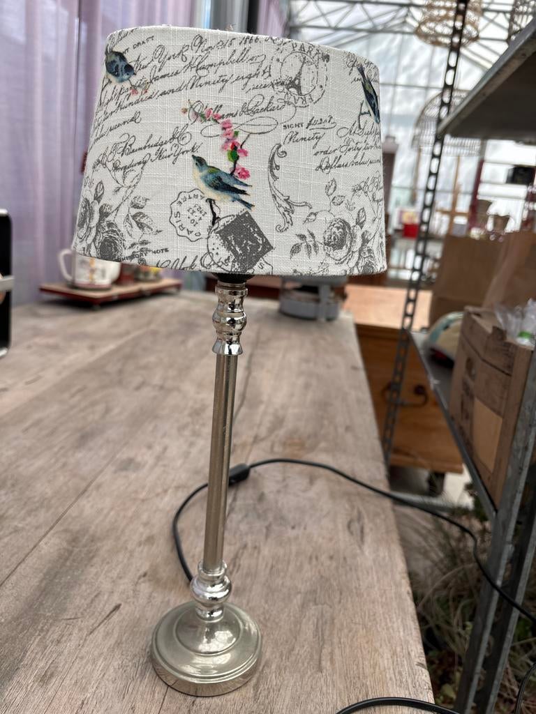 Tafellamp met vogelprint en zilveren voet, Ophalen of Verzenden, Zo goed als nieuw, Metaal, 50 tot 75 cm