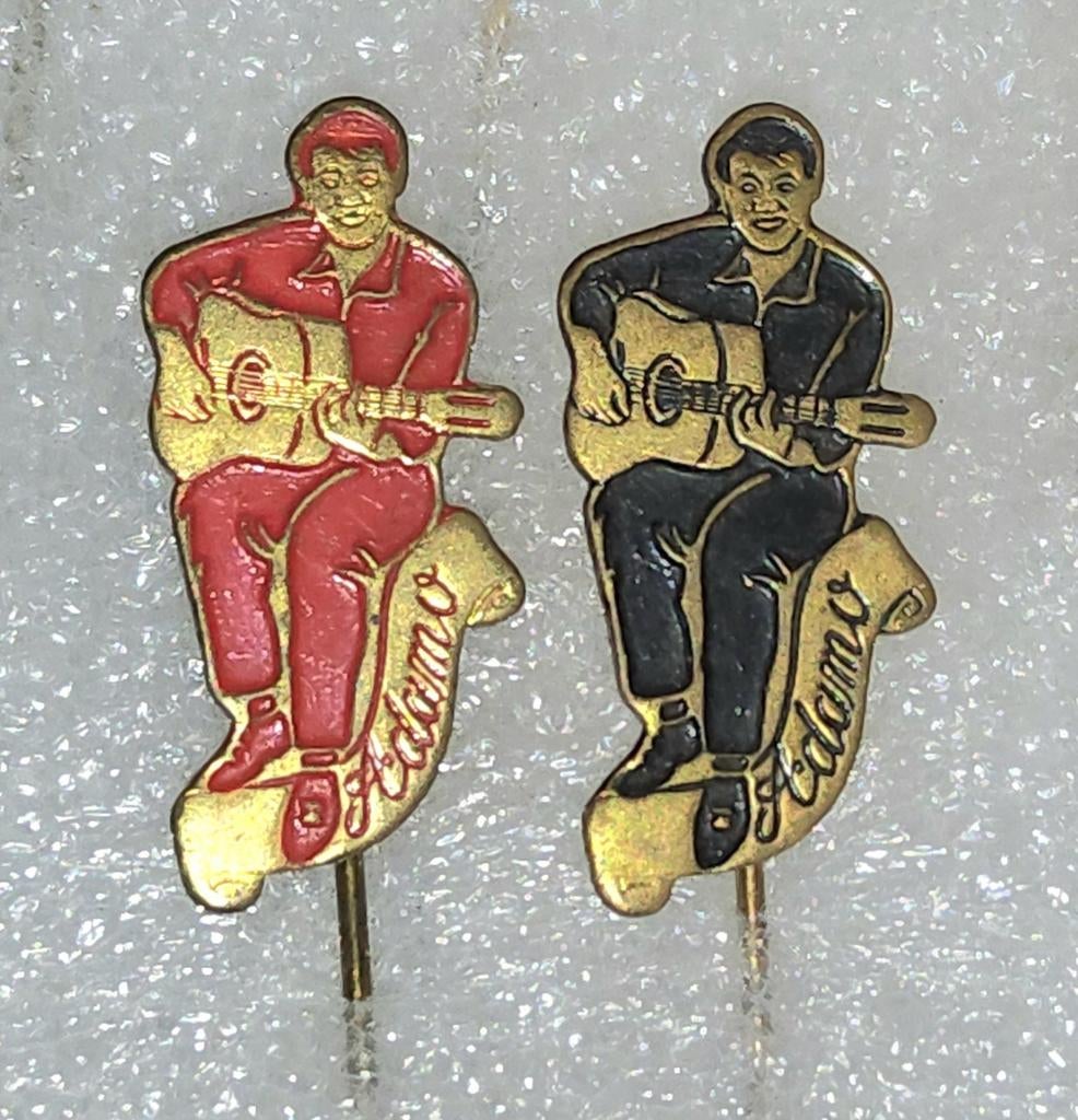 2 Vintage Speldjes Adamo - Zanger met Gitaar, Verzamelen, Ophalen of Verzenden, Gebruikt, Overige onderwerpen, Speldje of Pin
