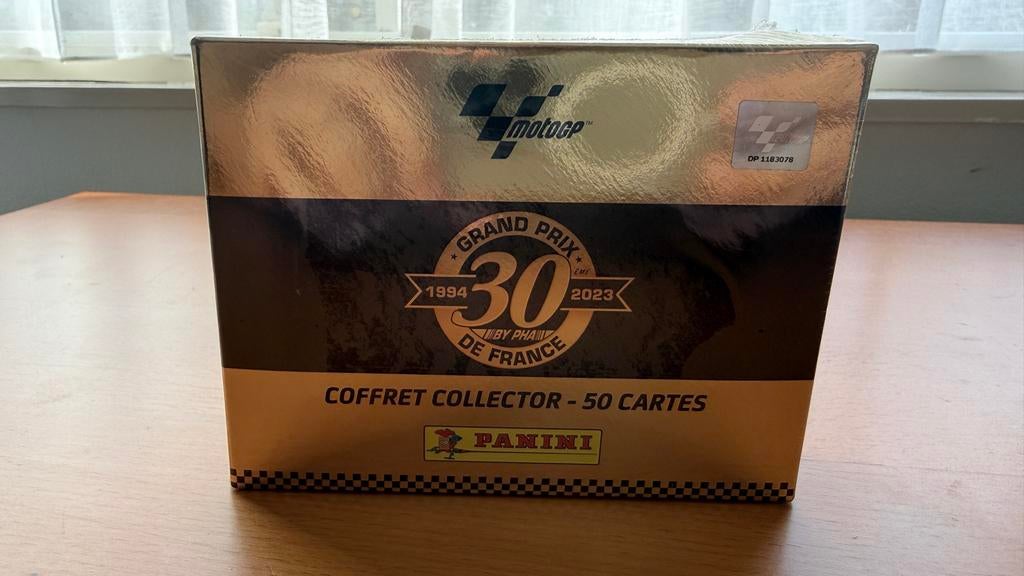 Panini MotoGP box 30 jaar Grand Prix Frankrijk VERZEGELD, Ophalen of Verzenden, Nieuw, Overige sporten, Poster, Plaatje of Sticker