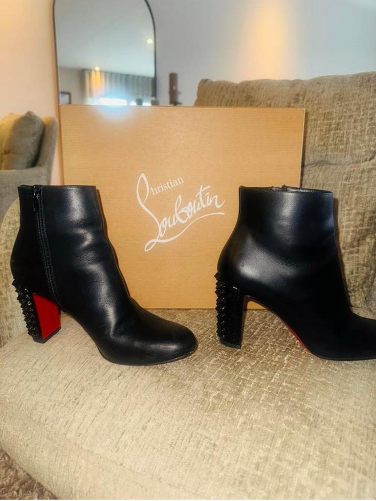 Christian Louboutin Enkellaarzen met Studs, Ophalen of Verzenden, Zo goed als nieuw, Zwart, Lage of Enkellaarzen