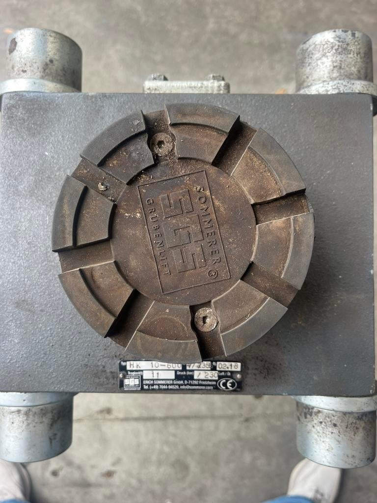 10 tons PUTKRIK SPOORBREEDTE 111-126, Ophalen, Hydraulisch, Garagekrik