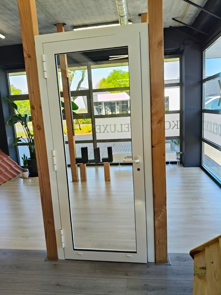 Moderne witte aluminium buitendeur met glas, Ophalen, 80 tot 100 cm, Glas, 200 tot 215 cm