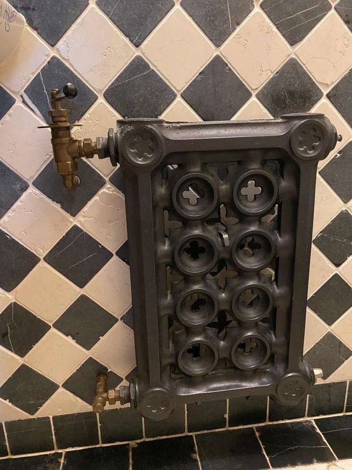 Gietijzeren wand radiator, Doe-het-zelf en Verbouw, Verwarming en Radiatoren, Gebruikt, Radiator, 500 tot 800 watt, 30 tot 80 cm