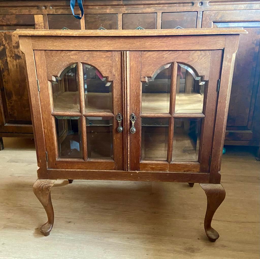 Vintage theekastje met glazen deuren en sierlijke poten, Antiek en Kunst, Antiek | Meubels | Kasten, Ophalen of Verzenden