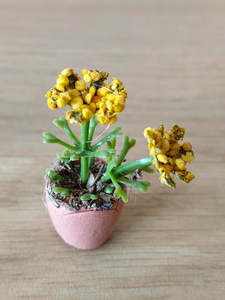 PLANT IN BLOEMPOT*HANDGEMAAKT PLANTJE MET GELE BLOEMEN, Verzamelen, Poppenhuizen en Toebehoren, Verzenden, Gebruikt, Decoratie