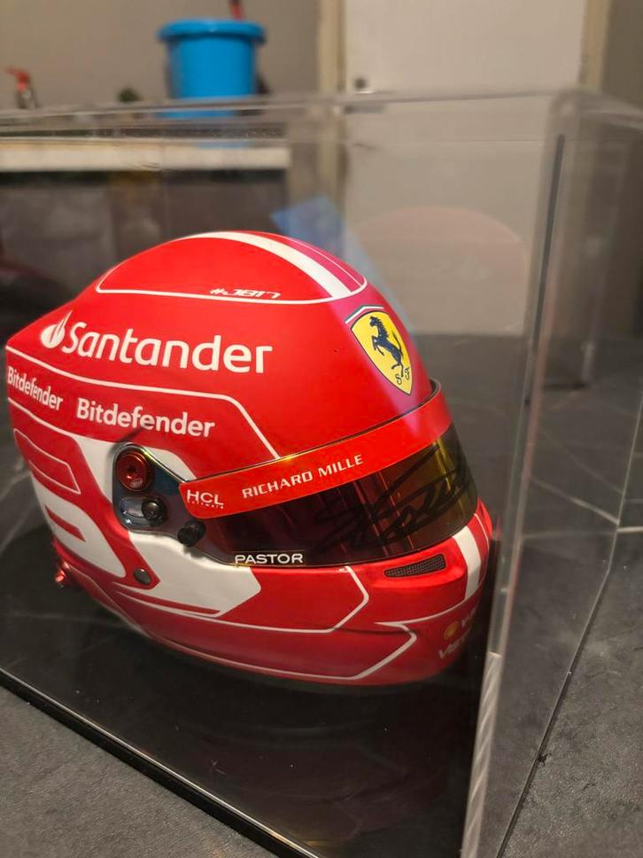 1:2 Gesigneerde Charles Leclerc helm met display, Verzamelen, Automerken, Motoren en Formule 1, Zo goed als nieuw, Formule 1, Ophalen of Verzenden