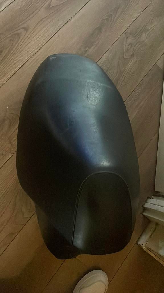 Goed zadel peugeot vivacity incl buddy bak 10€, Fietsen en Brommers, Ophalen of Verzenden, Zo goed als nieuw, Zadel, Peugeot