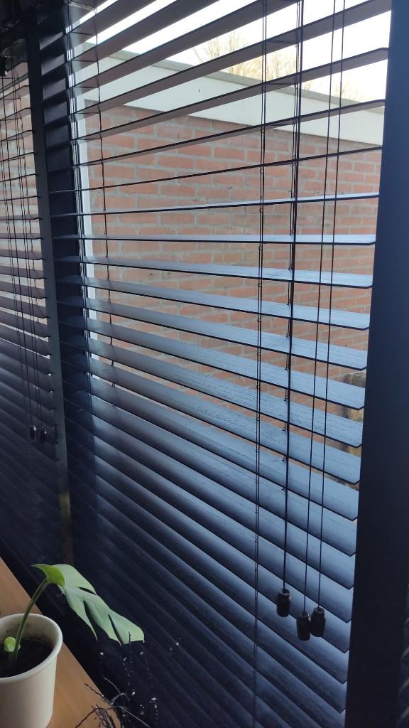 Stijlvolle zwarte houten jaloezie 1 x 50, Zo goed als nieuw, 100 tot 150 cm, Zwart, 50 tot 100 cm