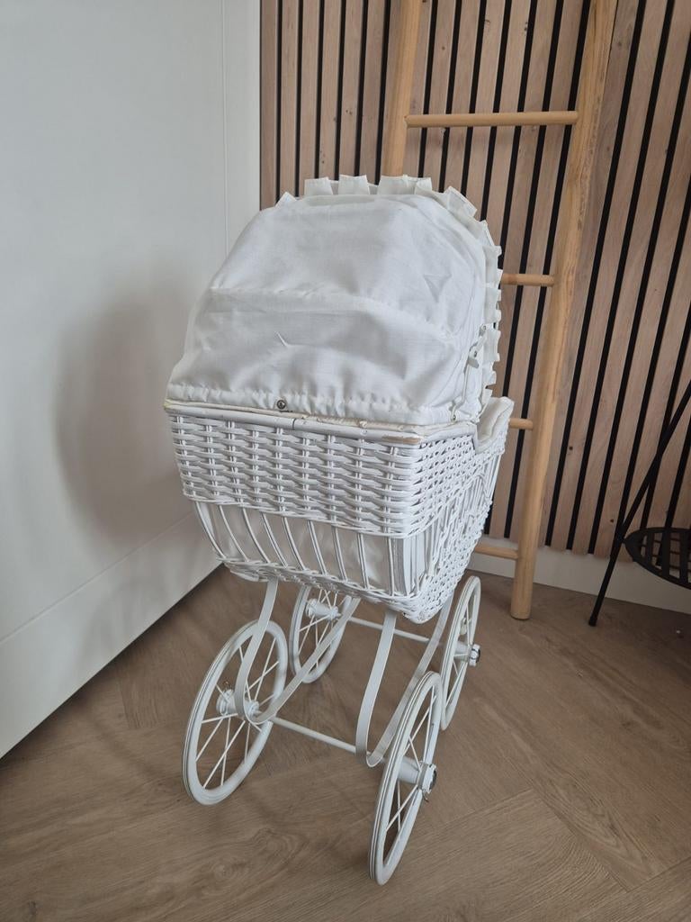 Witte rotan poppenwagen - Vintage stijl, Ophalen, Zo goed als nieuw, Babypop