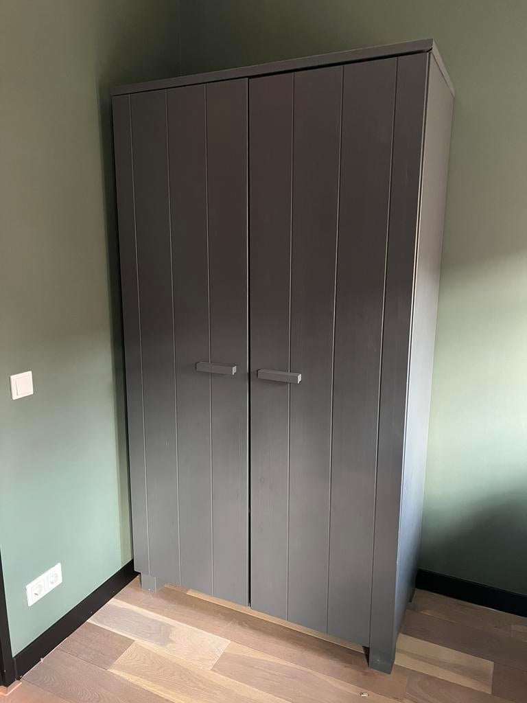 WOOOD kledingkast – donkergrijs – goede staat, Huis en Inrichting, Kasten | Kledingkasten, Ophalen, 100 tot 150 cm, 200 cm of meer