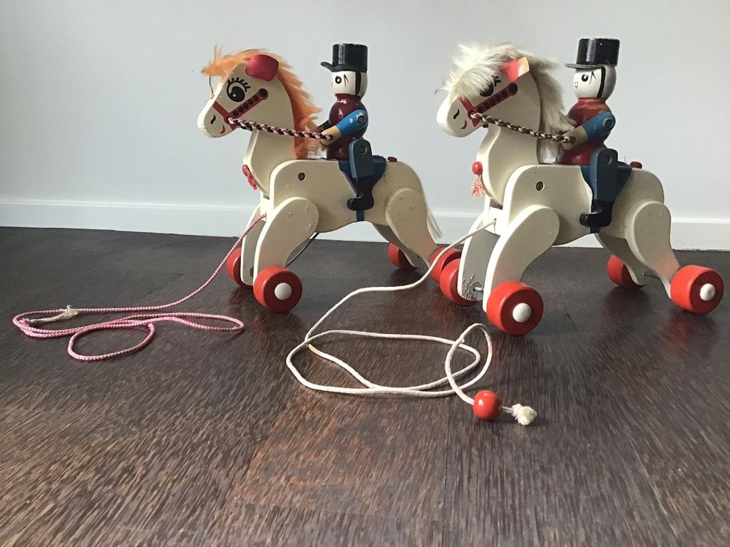 2 houten trekpaardjes, Ophalen of Verzenden, Gebruikt