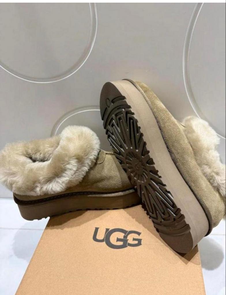 Ugg slippers maat 40, Ophalen of Verzenden, Zo goed als nieuw, Beige, Pantoffels of Sloffen