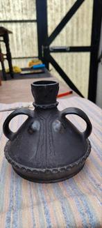 Zwarte vaas met gezicht en handvatten, Ophalen