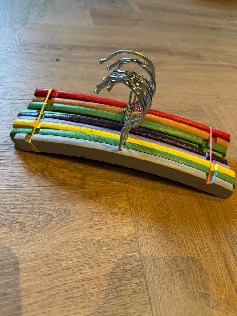 Baby kledinghangers in diverse vrolijke kleuren, Kleding | Dames, Kledinghangers, Ophalen of Verzenden, Gebruikt, Hout, Kinderen