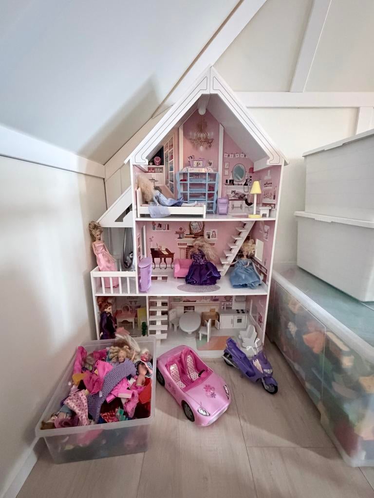Groot Poppenhuis/Barbiehuis met Barbies, kleding & auto, Ophalen, Gebruikt, Poppenhuis