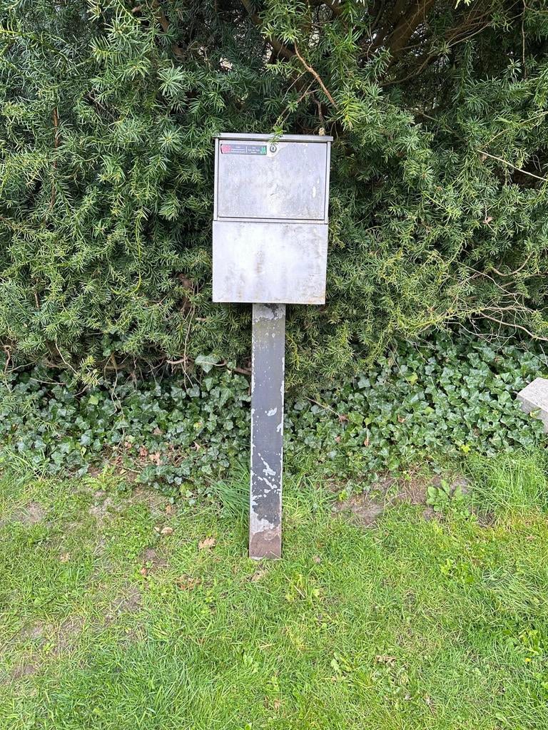 Grijze brievenbus met paal, Ophalen, Gebruikt, Staal, Staande brievenbus