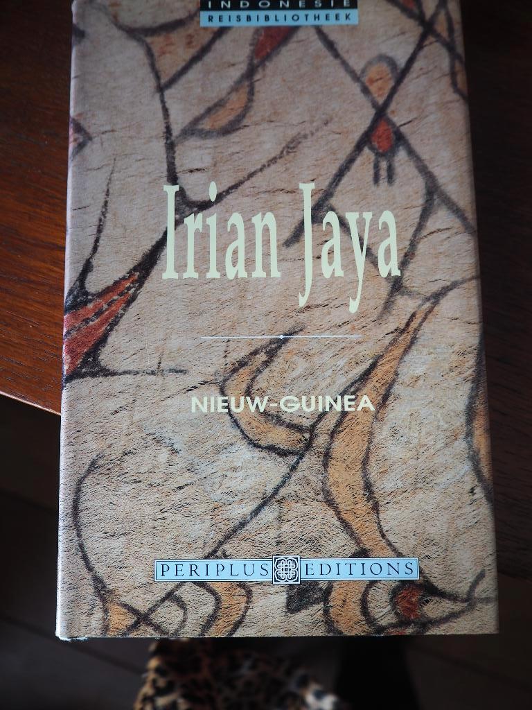 Irian Jaya Nieuw Guinea Periplusreisboek  1990, Overige merken, Ophalen of Verzenden, Zo goed als nieuw, Reisgids of -boek