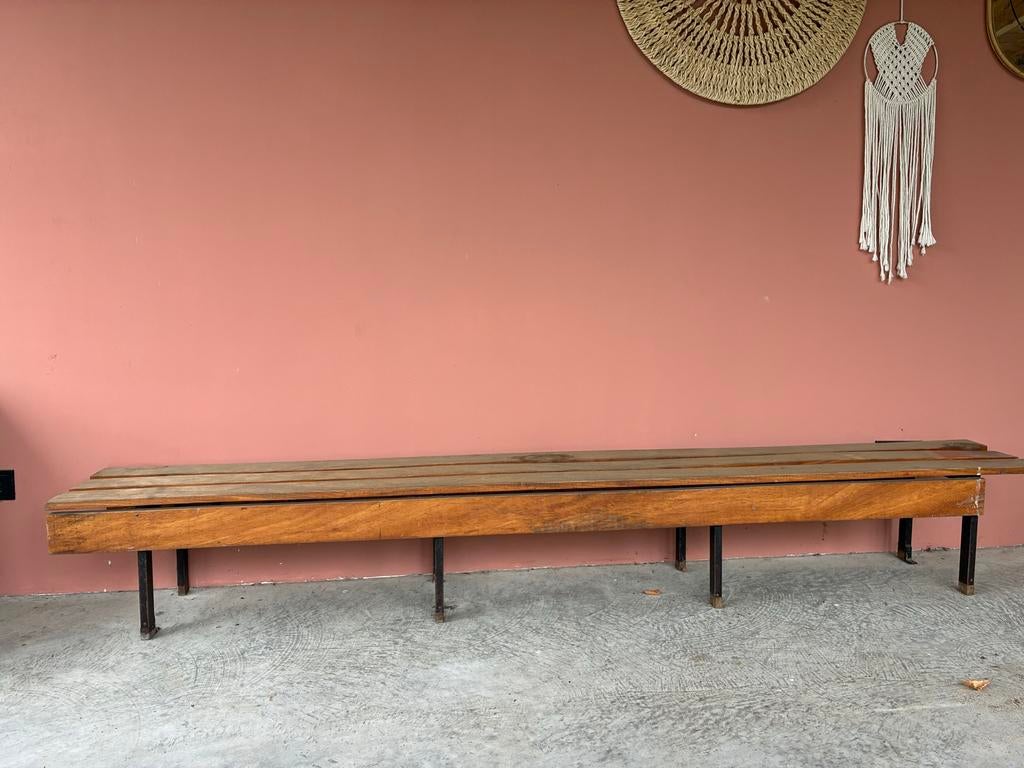 Vintage gymzaal bank uit Overloon, Huis en Inrichting, Ophalen, Gebruikt, Bruin, Vijf, Zes of meer stoelen