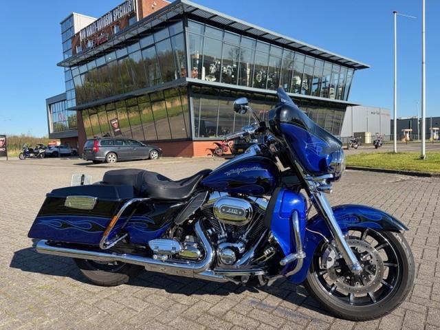 Harley-Davidson FLHTCUSE CVO FLHX STREETGLIDE (bj 2011), Motoren, Motoren | Harley-Davidson, Dopplerlaan 26
9207 HC  Drachten, NL