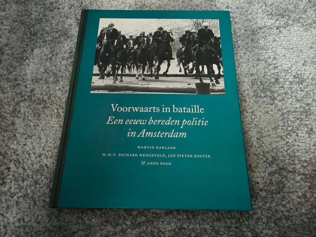 Voorwaarts In Bataille een eeuw bereden politie in Amsterdam, Boeken, Ophalen of Verzenden, 20e eeuw of later, Zo goed als nieuw