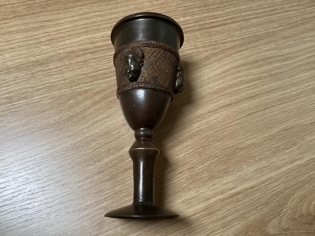 Antieke bronzen kelk met gezichten, Ophalen