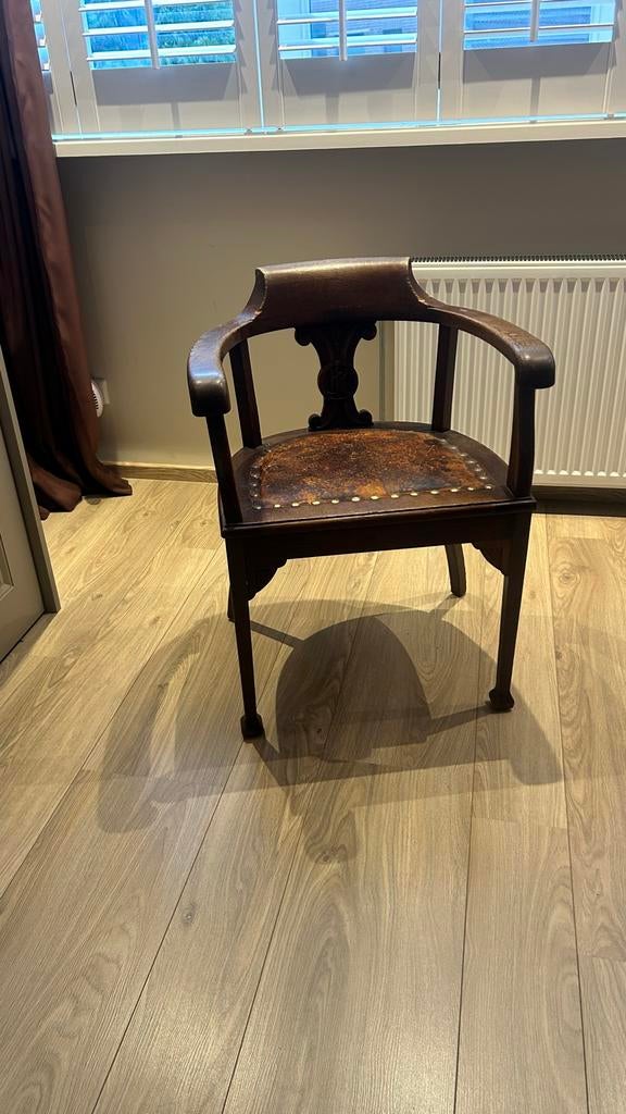 Antieke houten hoekstoel met lederen zitting, Antiek en Kunst, Antiek | Meubels | Stoelen en Banken, Ophalen of Verzenden