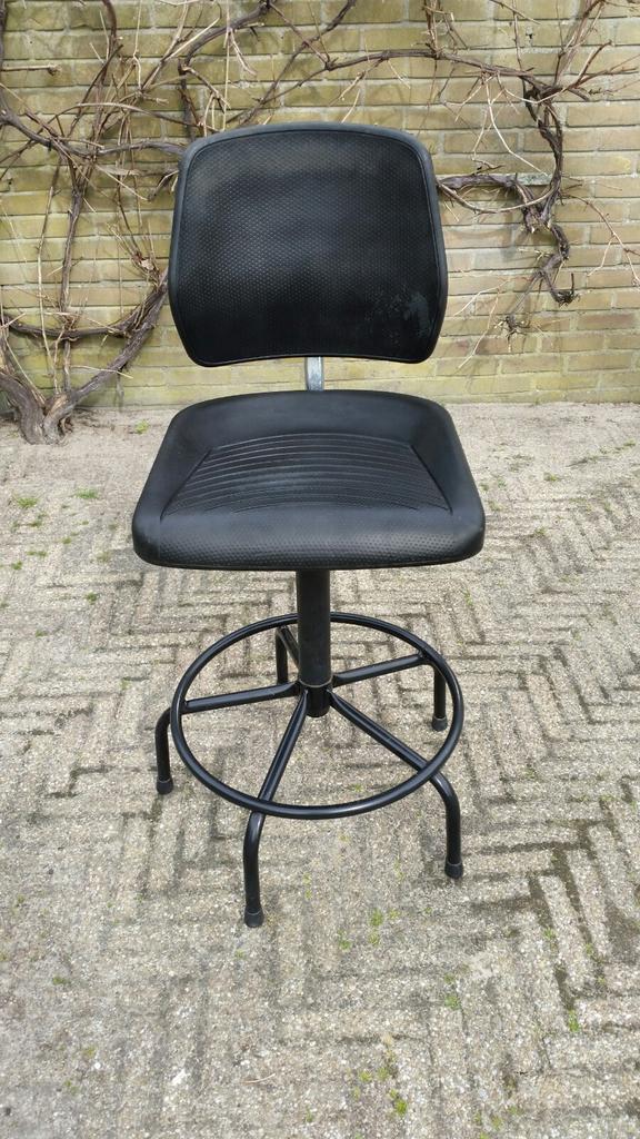 Zwarte hoge werkstoel - verstelbaar - draaibaar, Ophalen, Gebruikt, Zwart, Bureaustoel