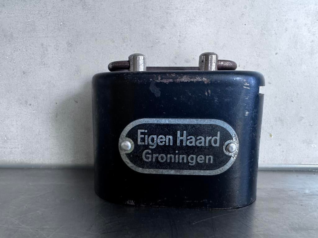 Oude spaarpot van woningstichting Eigen Haard Groningen, Verzamelen, Spaarpotten, Ophalen of Verzenden, Gebruikt, Metaal of Blik