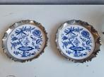 2 porseleinen onderzetters met Zwiebelmuster en metalen rand, Ophalen of Verzenden, Gebruikt, Glas of Kopje