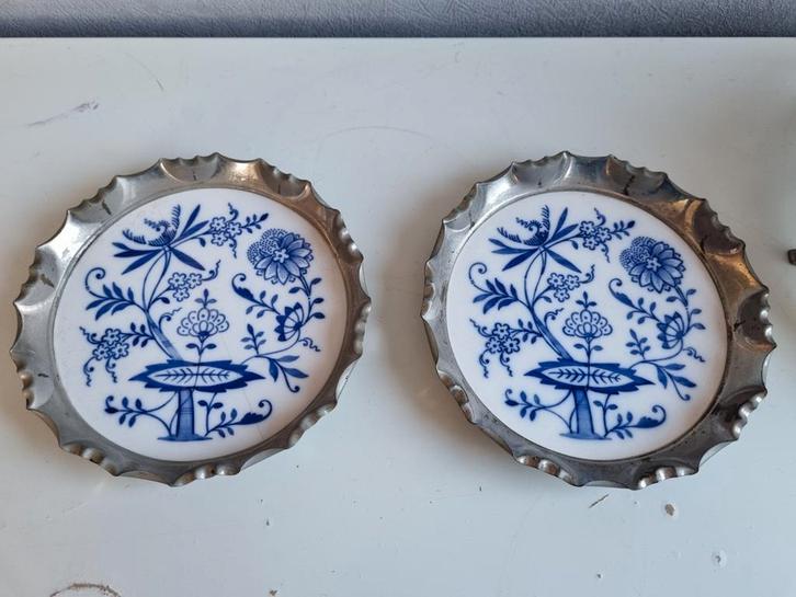 2 porseleinen onderzetters met Zwiebelmuster en metalen rand, Huis en Inrichting, Woonaccessoires | Onderzetters, Gebruikt, Glas of Kopje