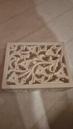 Decoratieve houten doos met bloemenpatroon, Huis en Inrichting, Woonaccessoires | Kisten, Ophalen, Minder dan 50 cm, Gebruikt