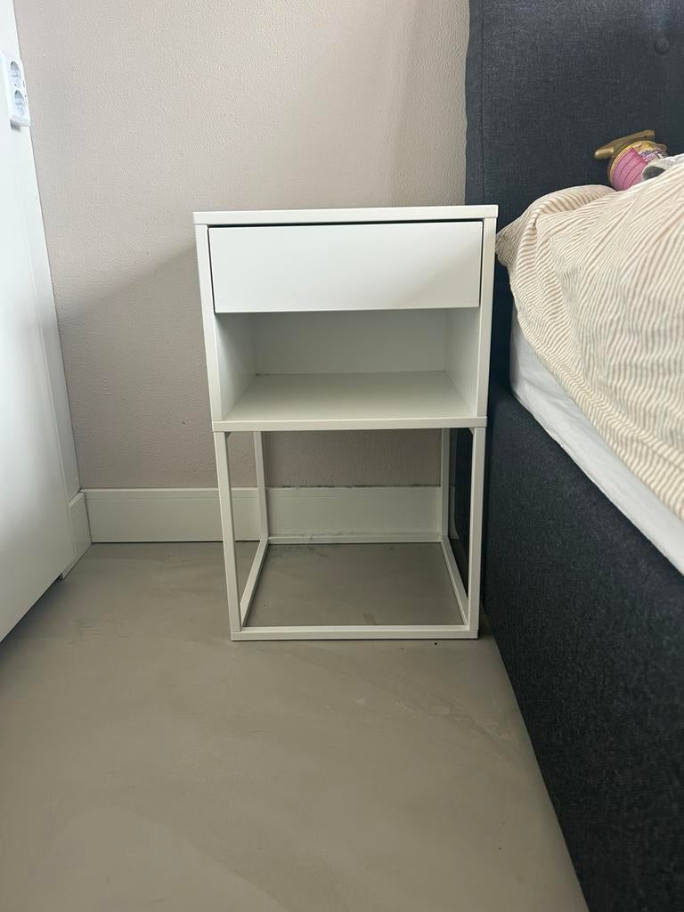 2x Vikhammer ikea, Huis en Inrichting, Slaapkamer | Nachtkastjes, Ophalen, Zo goed als nieuw, Minder dan 45 cm